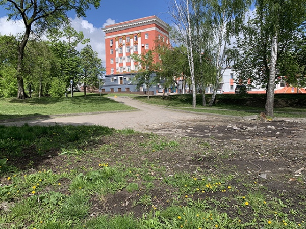 Ранее новое здание планировалось построить на месте сгоревшего кафе в Первомайском парке Ранее новое здание планировалось построить на месте сгоревшего кафе в Первомайском парке