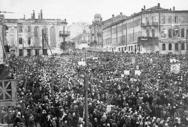 Красная площадь Курска 9 мая 1945 года. На месте здания будущей гостиницы висят флаги СССР и союзников Красная площадь Курска 9 мая 1945 года. На месте здания будущей гостиницы висят флаги СССР и союзников