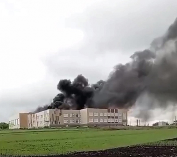 В деревне Саморядово Большесолдатского района произошло возгорание кровли новой школы, которая находится в стадии стройки В деревне Саморядово Большесолдатского района произошло возгорание кровли новой школы, которая находится в стадии стройки