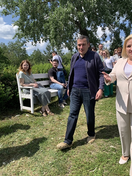 Александр Хинштейн прогулялся по парку в подаренных лаптях Александр Хинштейн прогулялся по парку в подаренных лаптях