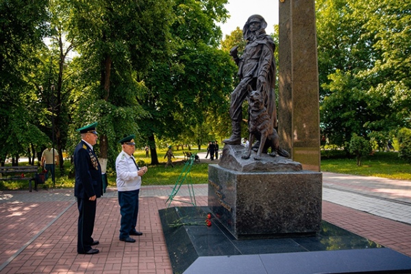 Памятник «Пограничникам России» в парке имени Дзержинского – последняя работа скульптора Минина Памятник «Пограничникам России» в парке имени Дзержинского – последняя работа скульптора Минина
