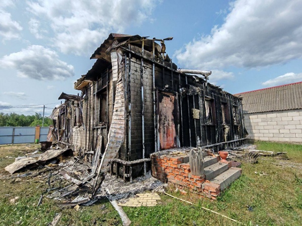 В деревне Гирьи Беловского района повреждены 5 частных домов, один сгорел целиком В деревне Гирьи Беловского района повреждены 5 частных домов, один сгорел целиком