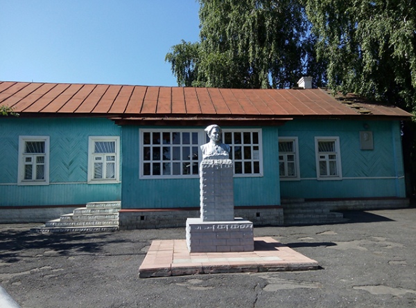 Во Льгове находится мемориальный музей Аркадия Гайдара, перед зданием установлен его бюст