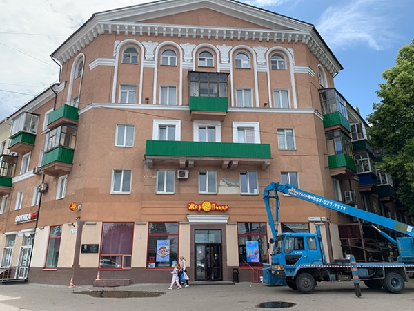 Балконы сначала обшили зеленым профлистом... Балконы сначала обшили зеленым профлистом...