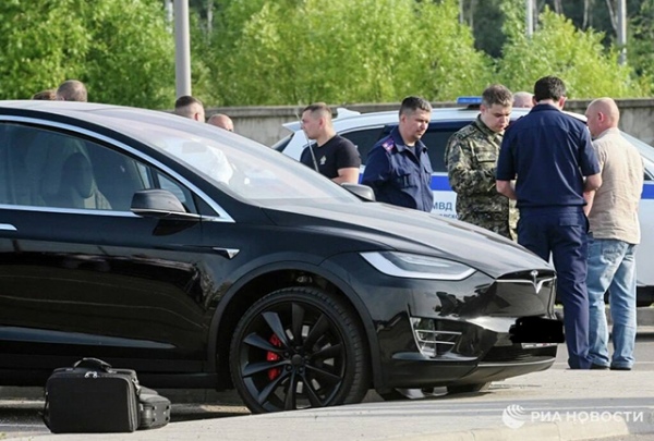 К парку Роман Старовойт приехал на личном автомобиле К парку Роман Старовойт приехал на личном автомобиле