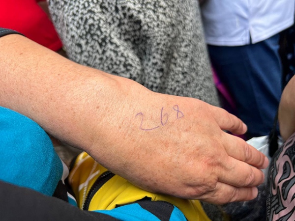 Чтобы попасть в дирекцию по жилищным субсидиям, очередь занимали в пять утра Чтобы попасть в дирекцию по жилищным субсидиям, очередь занимали в пять утра
