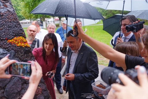 На аллее имени Варичева открыли арт-объект из железной руды, смальты, окатышей и даже окаменелостей На аллее имени Варичева открыли арт-объект из железной руды, смальты, окатышей и даже окаменелостей