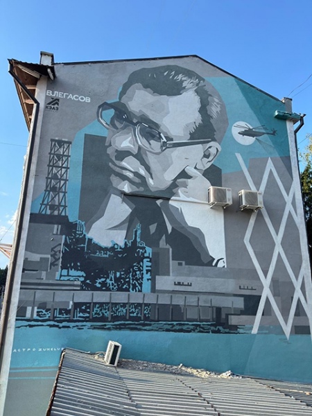 Портрет академика Легасова на стене дома на улице Ленина восстановили Портрет академика Легасова на стене дома на улице Ленина восстановили
