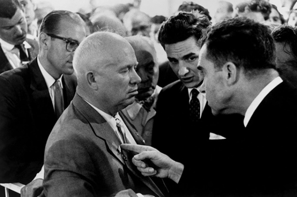 Хрущев и Никсон. Легендарный снимок, сделанный в 1959 году на выставке в Москве Хрущев и Никсон. Легендарный снимок, сделанный в 1959 году на выставке в Москве