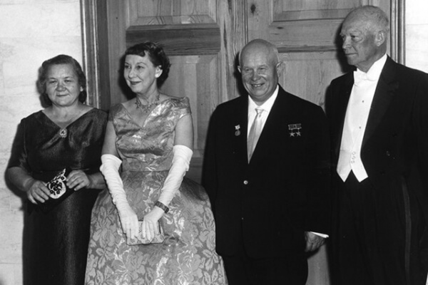 Никита Хрущев и его супруга Нина Хрущева беседуют с президентом США Дуайтом Эйзенхауэром и его супругой. 15 сентября 1959 года Никита Хрущев и его супруга Нина Хрущева беседуют с президентом США Дуайтом Эйзенхауэром и его супругой. 15 сентября 1959 года