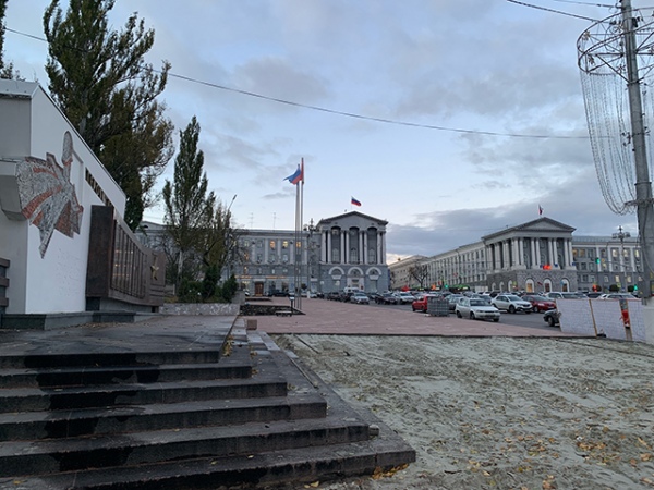 Перед главпочтамтом высадят четыре ели и живую изгородь из барбариса и кизильника Перед главпочтамтом высадят четыре ели и живую изгородь из барбариса и кизильника