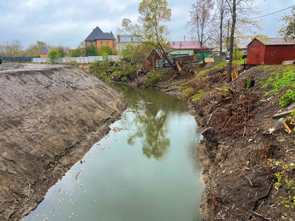 Еще одна проблема – несанкционированные свалки и самовольные постройки вдоль берегов Еще одна проблема – несанкционированные свалки и самовольные постройки вдоль берегов