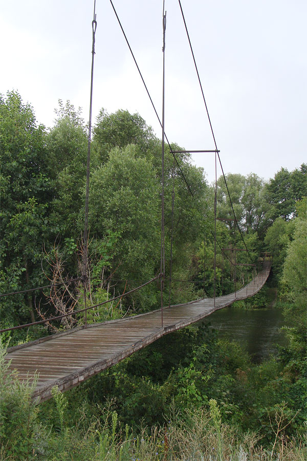 О подвесном мосте над рекой Сейм ходят легенды