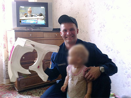 Приехавшие спасатели разрезали пластмассу специальным резаком Приехавшие спасатели разрезали пластмассу специальным резаком