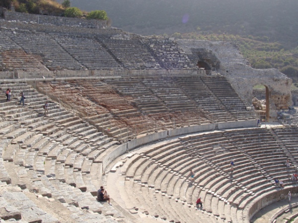 Герои древнегреческих легенд и мифов оживают в античном городе Эфес