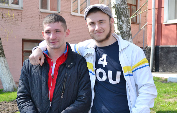 Два товарища-соперника – пожарные Артем Тишин и Юрий Волков Два товарища-соперника – пожарные Артем Тишин и Юрий Волков