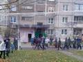В Железногорске во дворе дома, где убит мальчик, собралась толпа, люди кричат: «Убийца!» (видео)