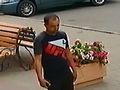 В Курске разыскивают мужчину, забалтывающего продавцов