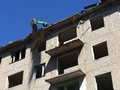 В Курске на крыше пятиэтажки работает экскаватор — сносят «дом-призрак» на Конорева