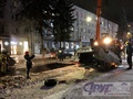 В центре Курска машина рухнула в яму для ремонта теплосети