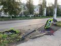 В центре Курска рухнувший возле школы светофор перекрывает пешеходный переход