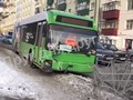 В Курске на улице Радищева троллейбус снес ограждение и выехал на тротуар