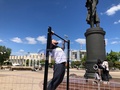 В центре Курска «железный человек» Иван Шурупов начал устанавливать мировой рекорд