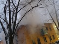 В Курске тушат горящий 2-этажный дом второй вечер подряд